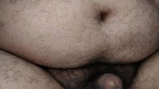 Peludo latino sin cortar follando en su cama