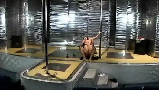 Latin striptiz direğin üzerinde azdırıyor ve yarak alıyor