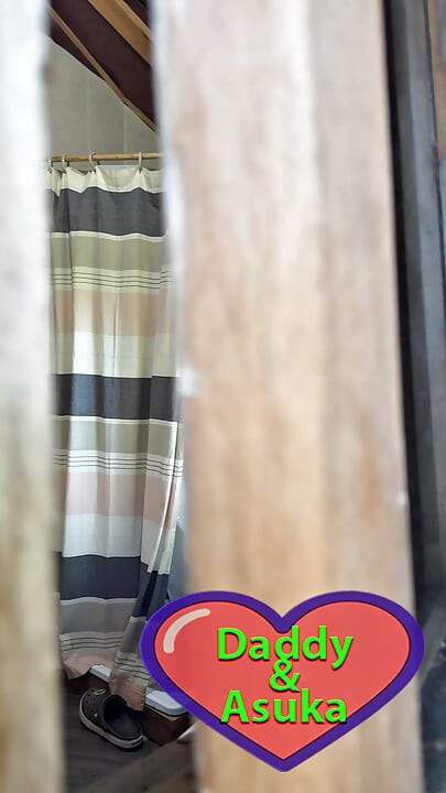 Asuka ağaç evinde duş alıyor