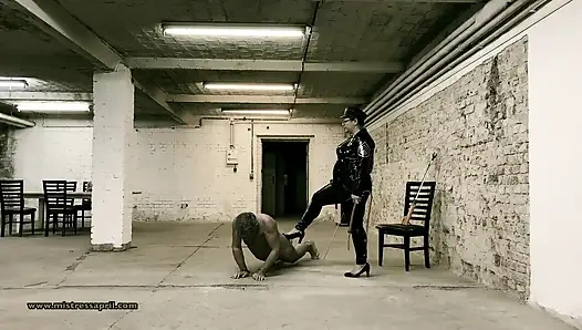 Dominatrix sahibe April - hücre 45, bahçe egzersizi