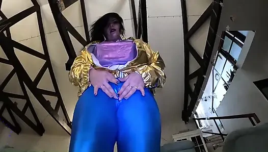 Parlak fetiş orta yaşlı seksi kadın derlemesi. Downjackets, deve frikiği, sigara içme, anal ve sert boşalma oyunu