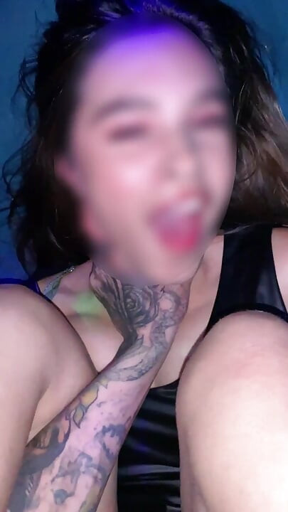 Sexo duro con una linda chica en el club nocturno