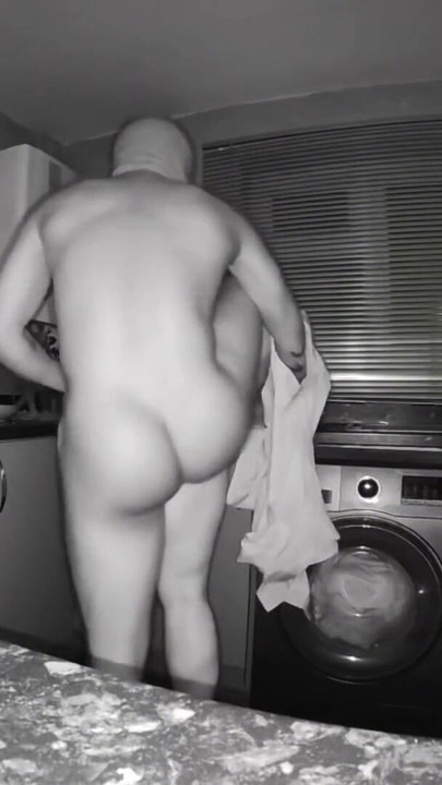 ฉันถูกจับได้ว่าเย็ดเพื่อนในห้องของฉันในกล้อง คลิป 1