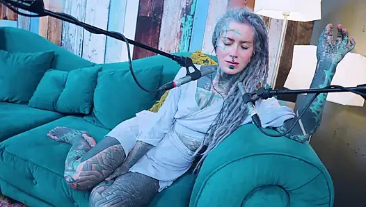 Ich spreche über J - Jelousy - ASMR podcast SFW spricht goth dünnes mädchen dreadlocks tattoo-model mit tinte mädchen