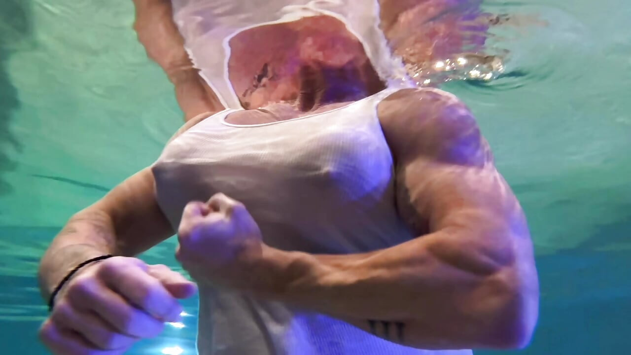 Amazon Kandy bøyer sine massive biceps i hotellbassenget