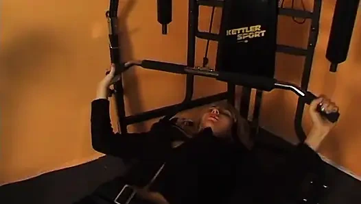 Cewek imut rambut pirang nyepong kontol ngaceng di ruangan casting