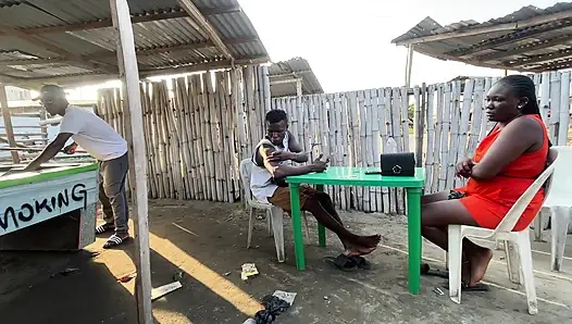 Seine freundin sucht nach einem anderen mann, der sie so sehr ficken wird