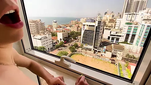 Beklenmedik komşum amcığımın içine boşalıyor ve telefonuma her şeyi kaydetti