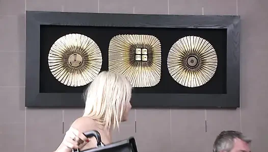 Секретарша-блондинка Сосет И Жестко Скачет На Огромном Члене