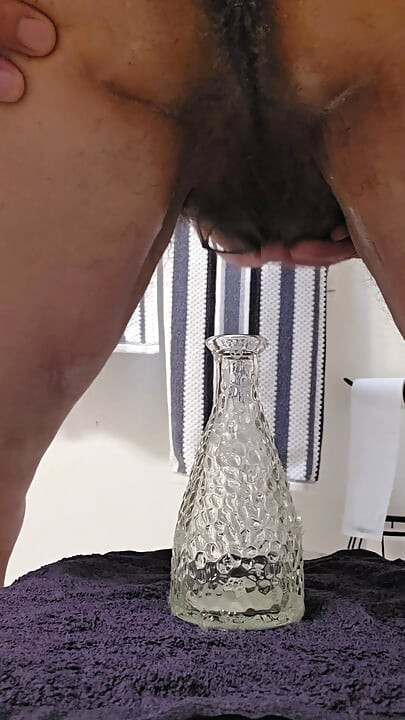 度假時好色的屁股貓找到一個厚厚的小玻璃瓶來滿足它被插入的需要