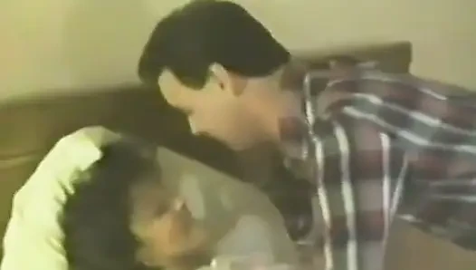 Bir esmer büyük bir yarağı domaltarak alıyor