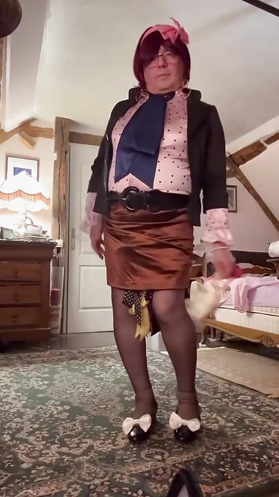 Îmbrăcată într-o fustă mini maro pentru seara ei