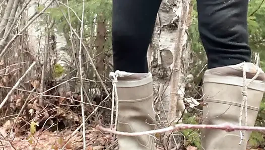 Писающая сексуальная в лесу, такая прохладная