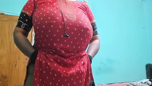 Показывает мои большие сиськи крупным планом и мастурбирует пальцами