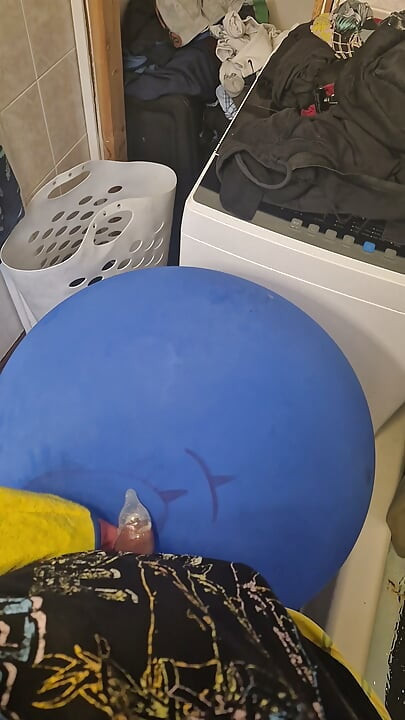 Manhã masturbando com o uso da camisinha