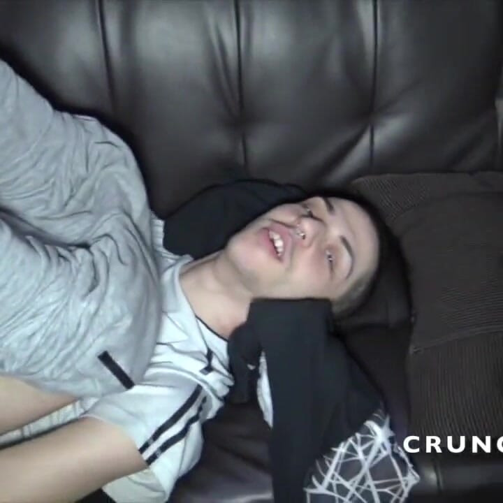 Alex Roma se fait baiser sans capote et éjaculer dessus par Fabien