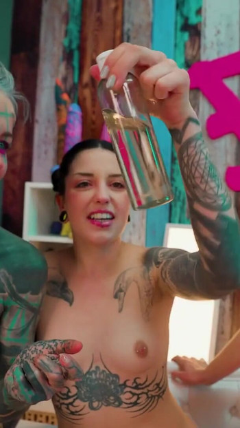 Καυτές πορνοστάρ με τατουάζ λεσβιακό πετρελαιοκηλίδα μοιράζονται μεταλλικό παιχνίδι | Κλιπ 1