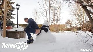 Bizarre, Benjamin Blue se fait défoncer par le bonhomme de neige Bo Sinn - TWINKPOP