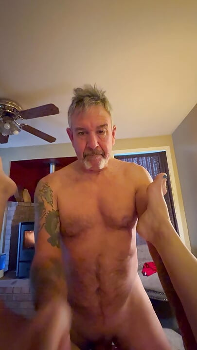 Erkeğimin bana güzel bir kremalı turta vermesini filme alıyorum