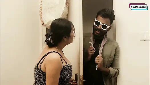 Hintli ateşli kadın yabancıyla romantik seks yapıyor