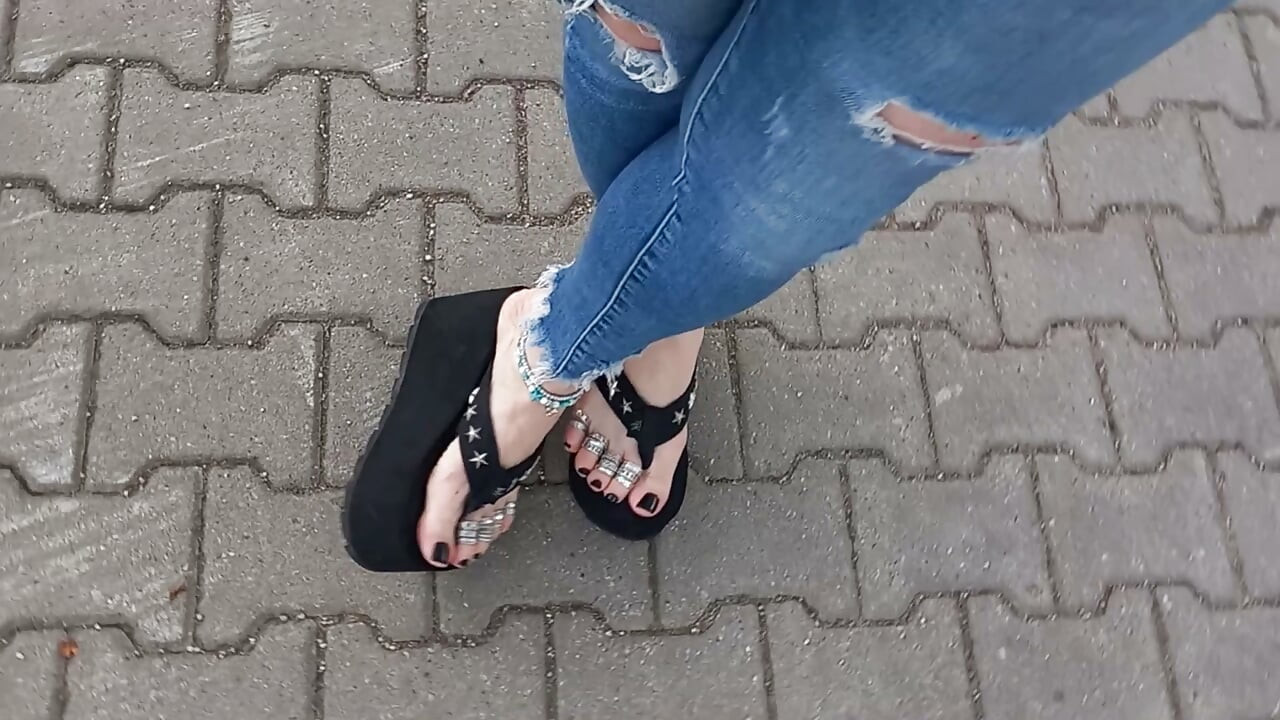 Sexy feet in black platforms, toe rings & anklets + ripped jeans
