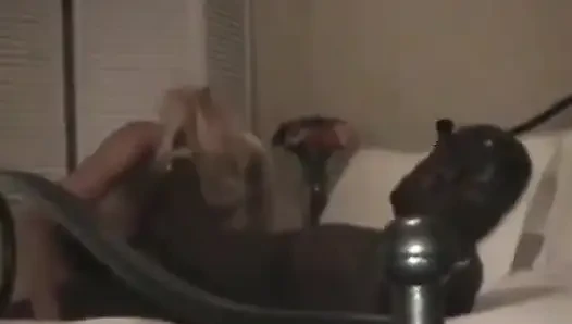 Tante seksi ini lagi asik nyepong kontol besar pria kulit hitam sebelum dientot habis-habisan