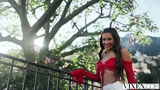 Vixen - duo cantik lia lin dan vanessa alessia lagi asik seks threesome sama orang asing saat liburan