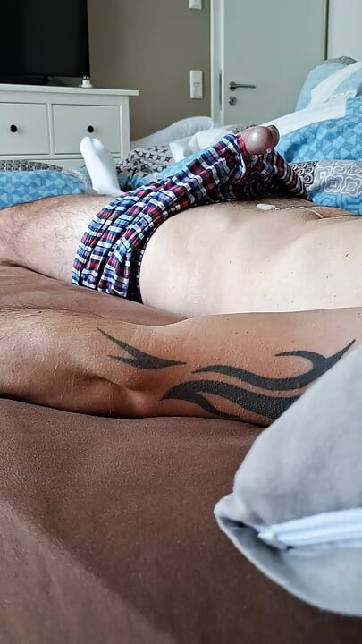 Dreng kommer med shorts.