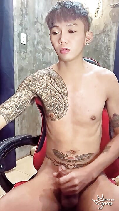 Pinoy cachonda tatuada twink jugando con su juguete masturbador