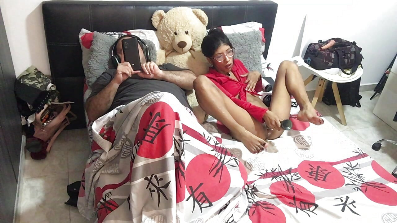 Je me masturbe devant mon mari en l’incitant à avoir des relations sexuelles.