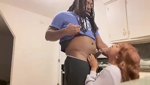 Açık tenli kız komşu adamla sikişiyor ama kız arkadaşı sikişirken aldattığını bilmiyor