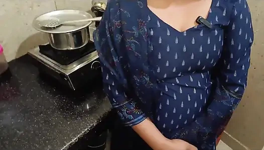 18 yers yaşlı hizmetçi erkek arkadaşıyla ilk kez anal sikişiyor ve net Hintçe seste ağzına yarak emiyor