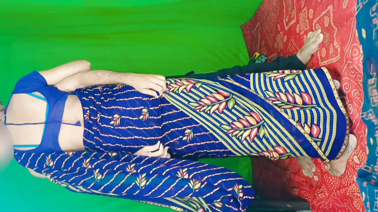 バービーは硬いチンコが欲しい。初めて、彼は太いペニスをラーダの尻に挿入した。Xxx、Mms、セックス。