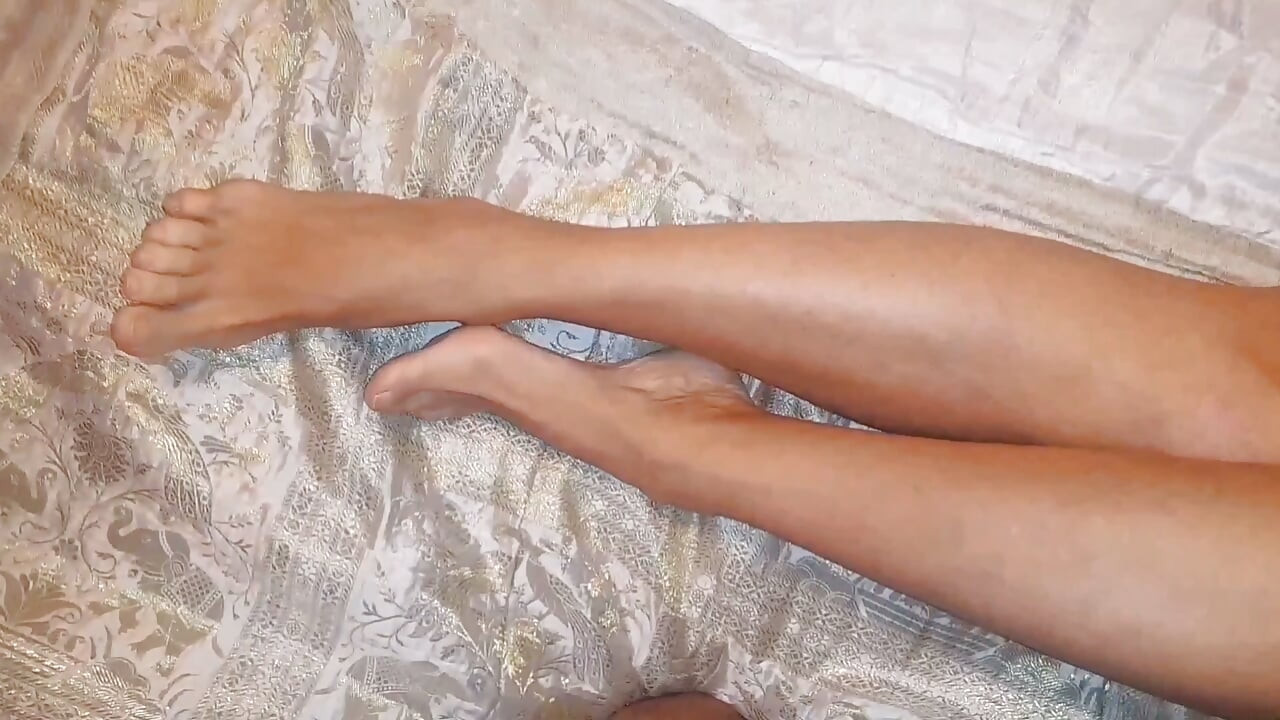 Une Femme Blonde Amateur Apprécie L’adoration Orale Et Des Jambes