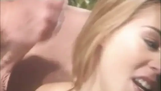 Edepsiz sarışın baştan çıkarıcı kadın yarak emiyor ve sera zemininde domalarak sikiliyor
