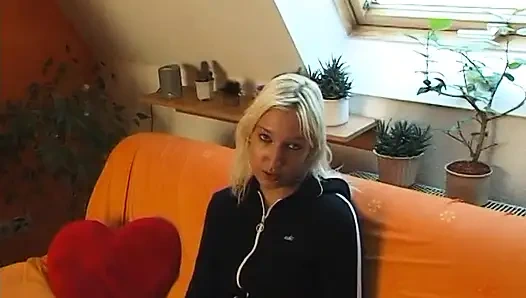 Genç sarışın soyunuyor ve vücudunu gösteriyor