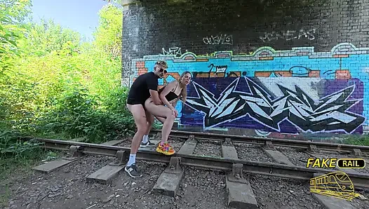 Alice Maze fake rail, tren istasyonunda yakalandı ve sikildi