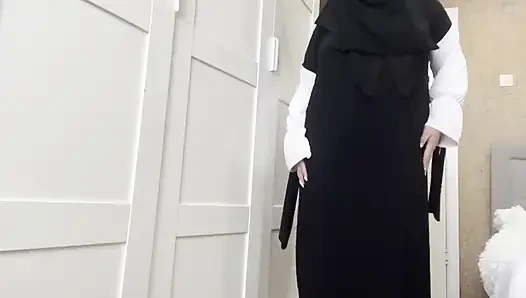 Büyük memeli Arap orta yaşlı seksi kadın amına mastürbasyon yapıyor