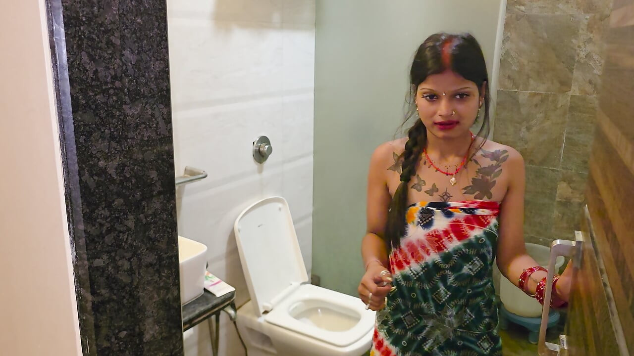 Desi Indian House wife ko husband ne baathroom main bahut pela