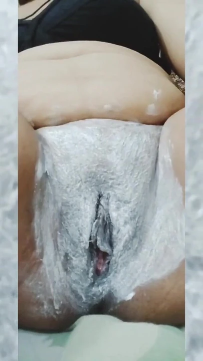 Desi Bhabi Decided to Clean or shave her own Hairy pussy | Clip 3