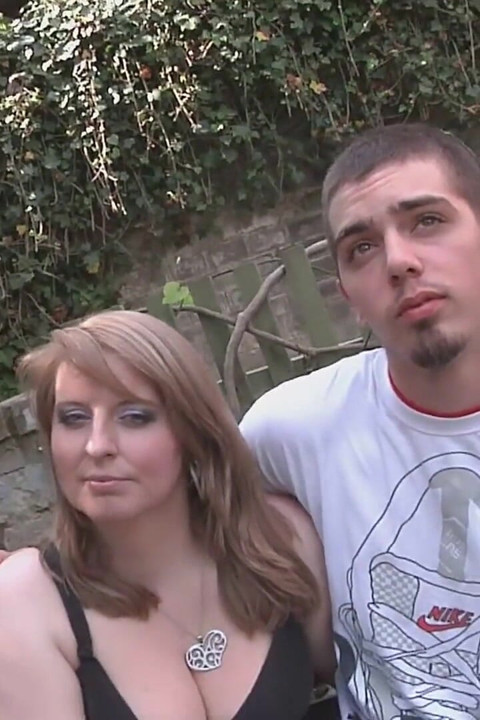 Une jolie BBW se fait baiser dehors dans une action cocu