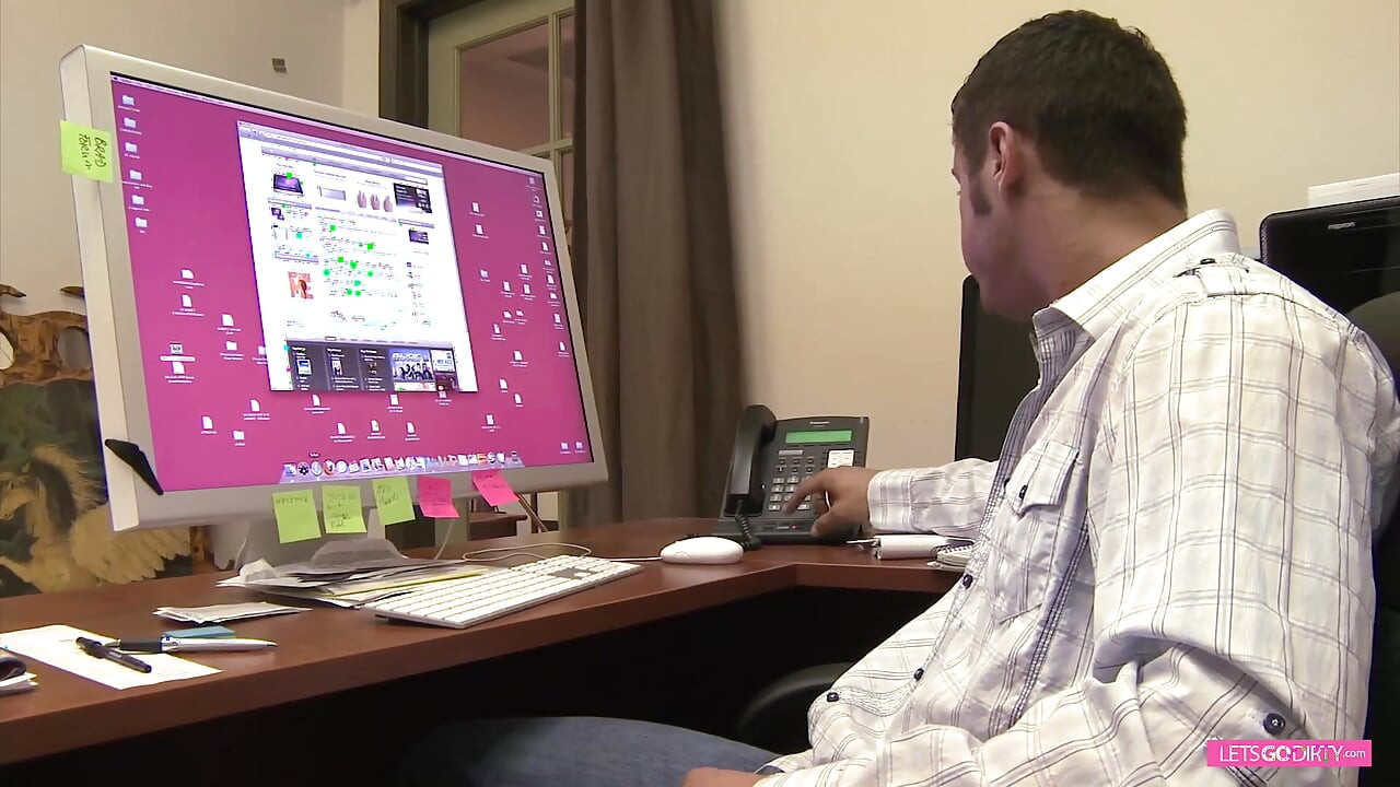 Secretara curvă este cea mai bună pentru futai la birou