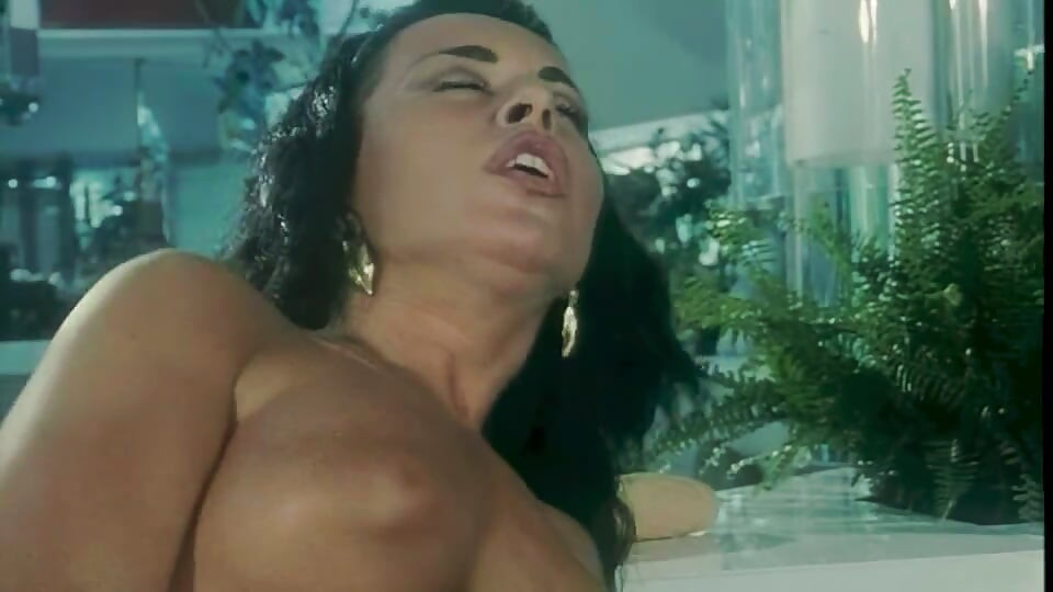 موانا وأصدقاؤها في عربدة جامحة