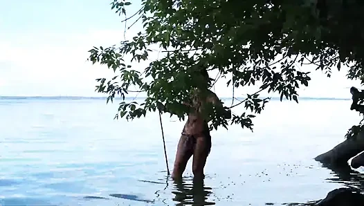 Memancing dengan harpun sambil topless