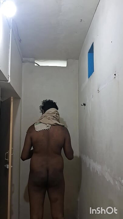Yüzme havuzunda çıplak Hintli mallu adam