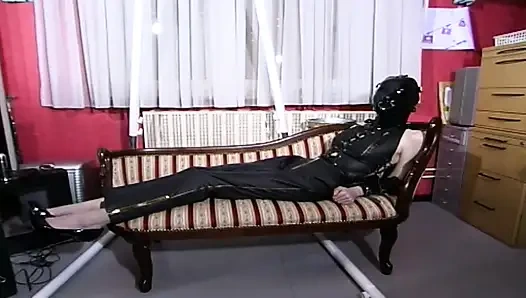 Блондинку в маске связали