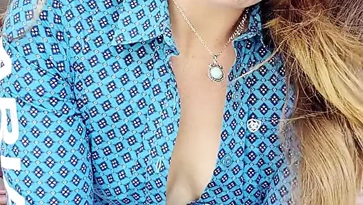 Kızıl saçlı gömlek içinde binme pozisyonunu çıplak gösteriyor