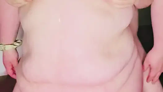 BBW milf xMaskedMomWifex membiarkan tubuhnya berminyak, masturbasi dan meniup.