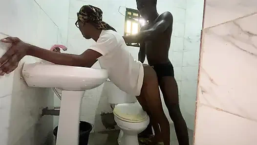 Üvey Kız Kardeşimi Banyoda Siktim