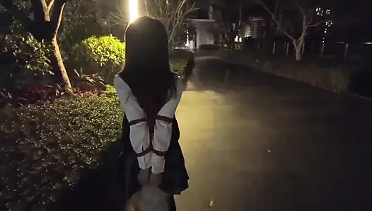 Hs19-ein mädchen in einer schuluniform war durch die straßen gefesselt